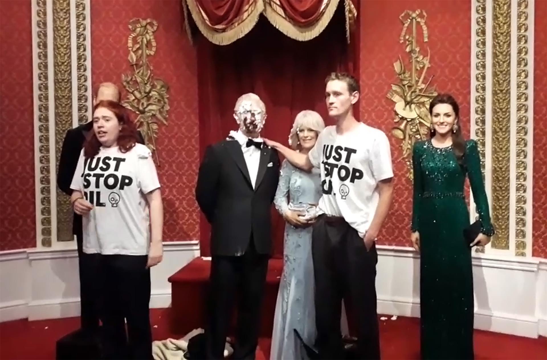 Activistas arrojan pasteles al rostro de la figura de cera del Rey Carlos III