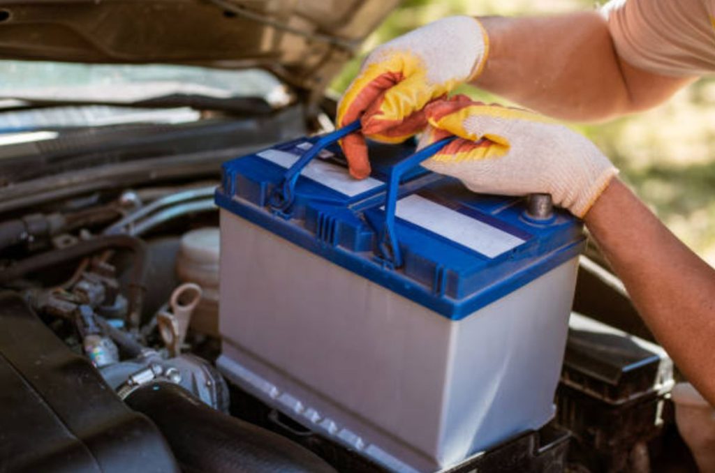 Si la batería de tu auto ya murió, es importante cambiarla y aquí te contamos los errores que debes evitar al reemplazarla.