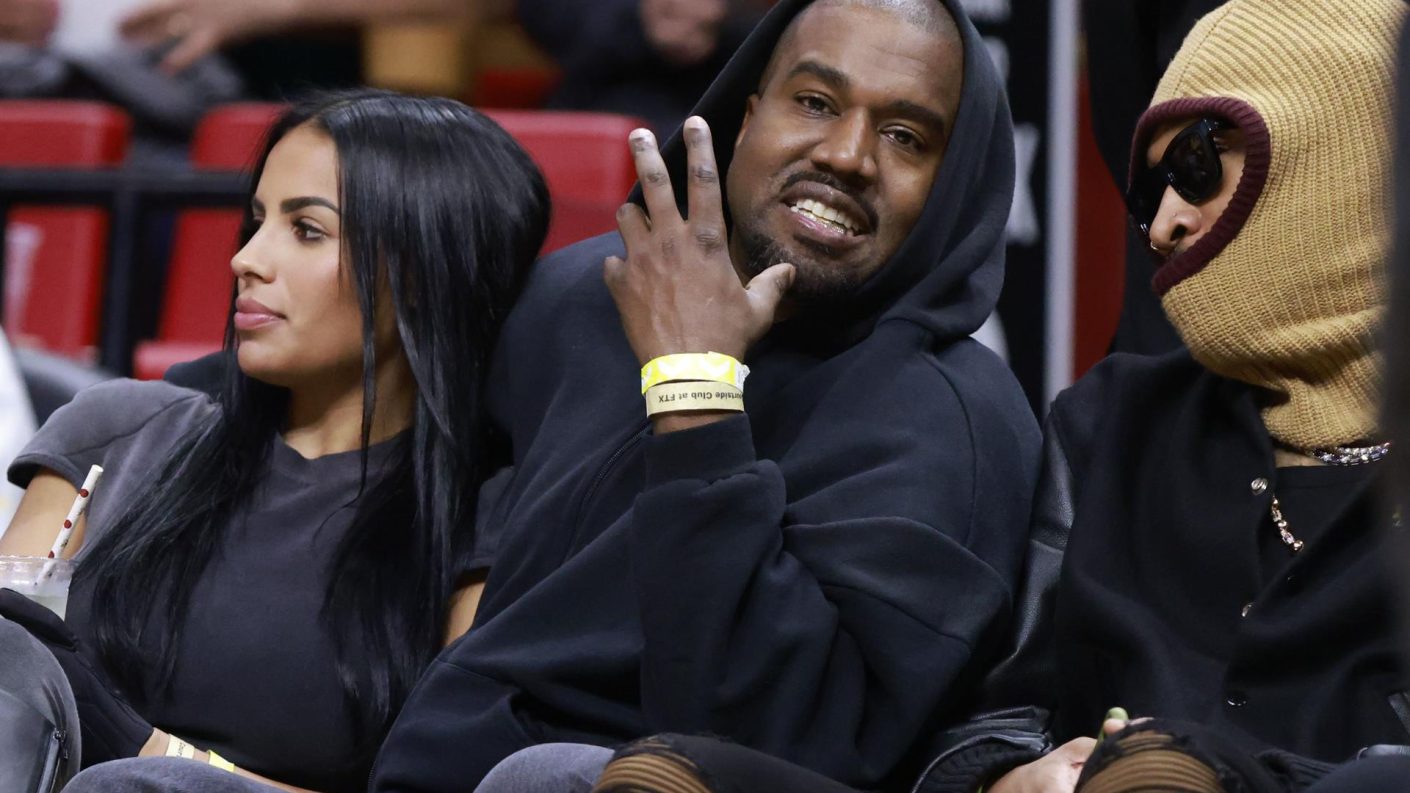 Kanye West pierde contratos millonarios tras comentarios racistas y antisemitas