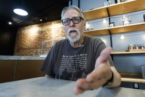 Muere poeta mexicano David Huerta a los 72 años