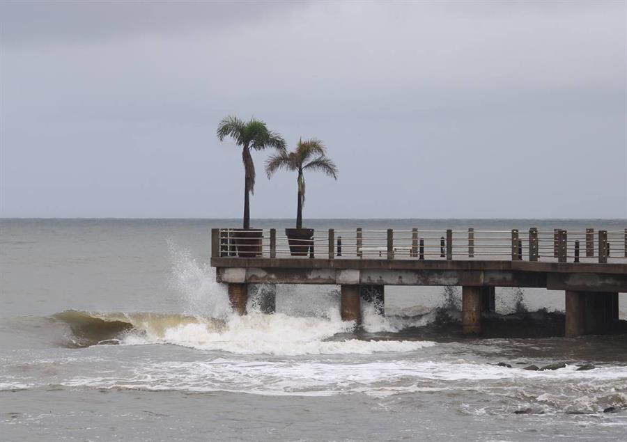 Tormenta Tropical Roslyn podría fortalecerse a huracán, afecta estos estados