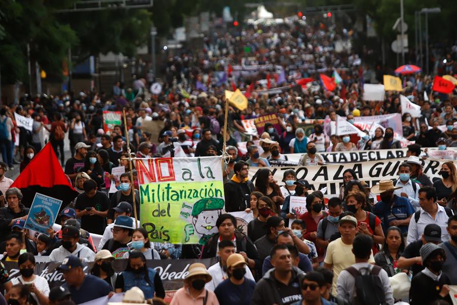 Indígenas y estudiantes protestan contra militarización en México
