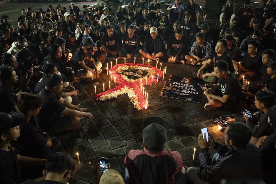 Tragedia en Indonesia: Mueren 125 personas en estado tras partido de futbol