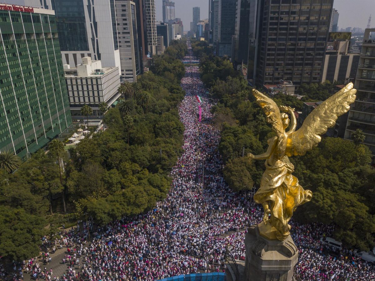‘El INE no se toca’: Miles participan en marcha en defensa del órgano electoral