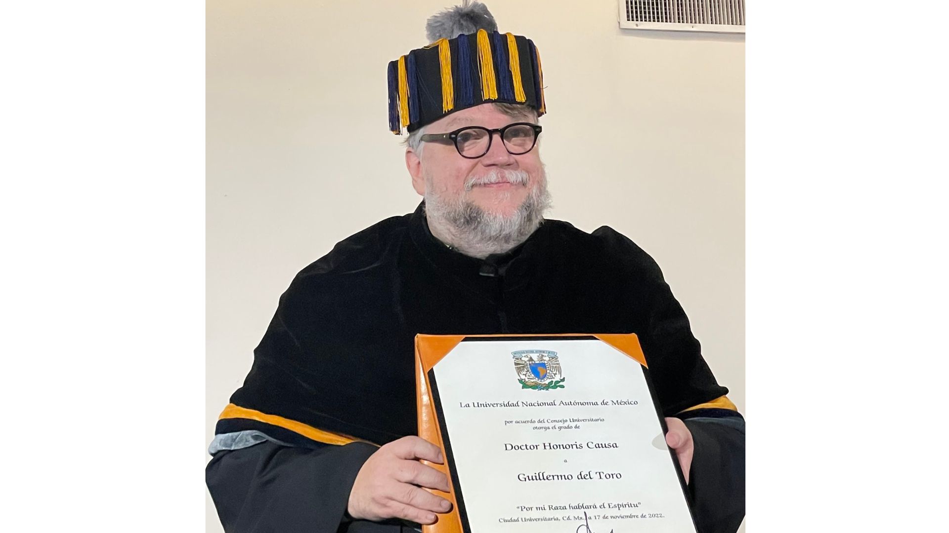 Guillermo del Toro recibe doctorado honoris causa de la UNAM