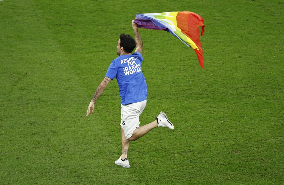 Qatar 2022: Un aficionado salta a cancha con una bandera arcoíris de la comunidad LGBT+
