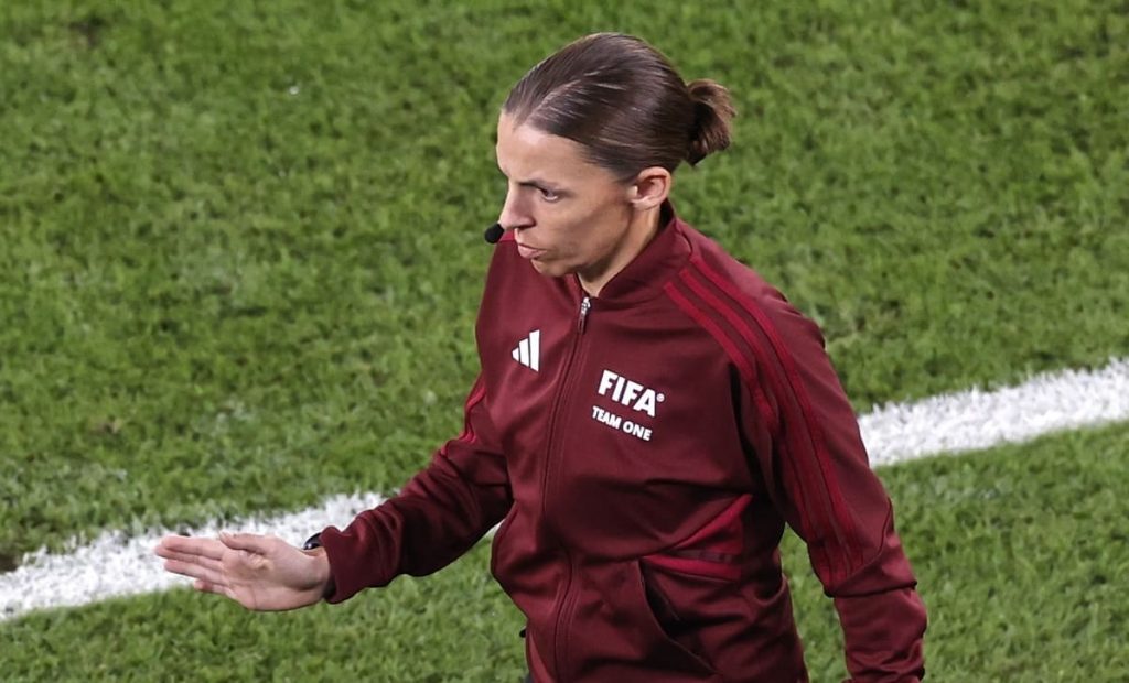 qatar-2022-stephanie-frappart-primera-mujer-en-equipo-arbitral-en-mundial-masculino