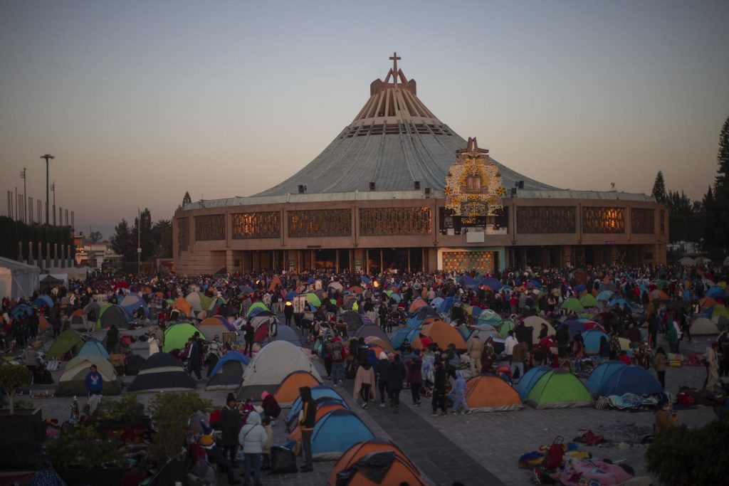 dia-de-la-virgen-de-guadalupe-miles-de-peregrinos-llegan-a-la-basilica-para-festejar