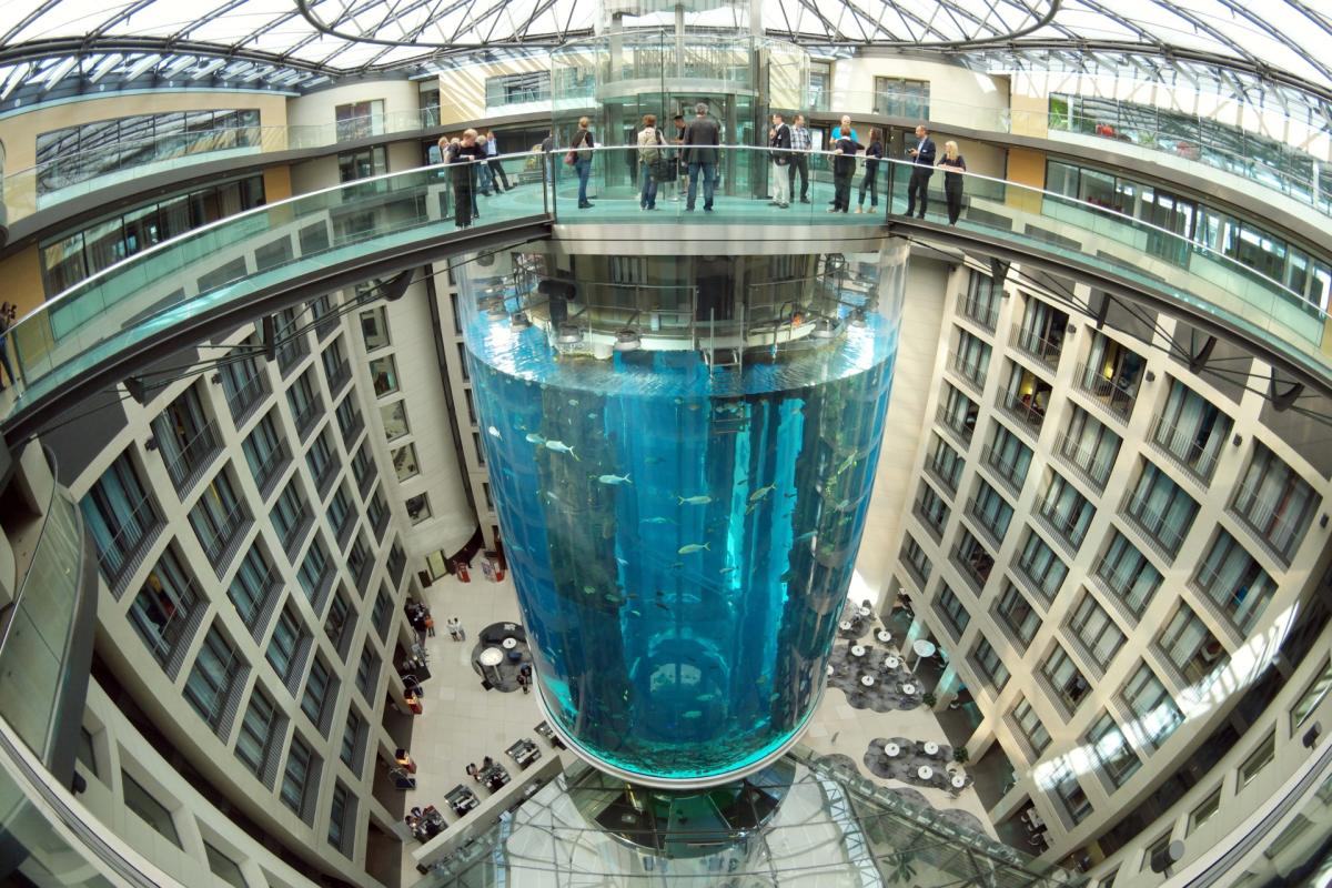 Aquadom, el mayor acuario cilíndrico del mundo, revienta en Berlín por posible deterioro