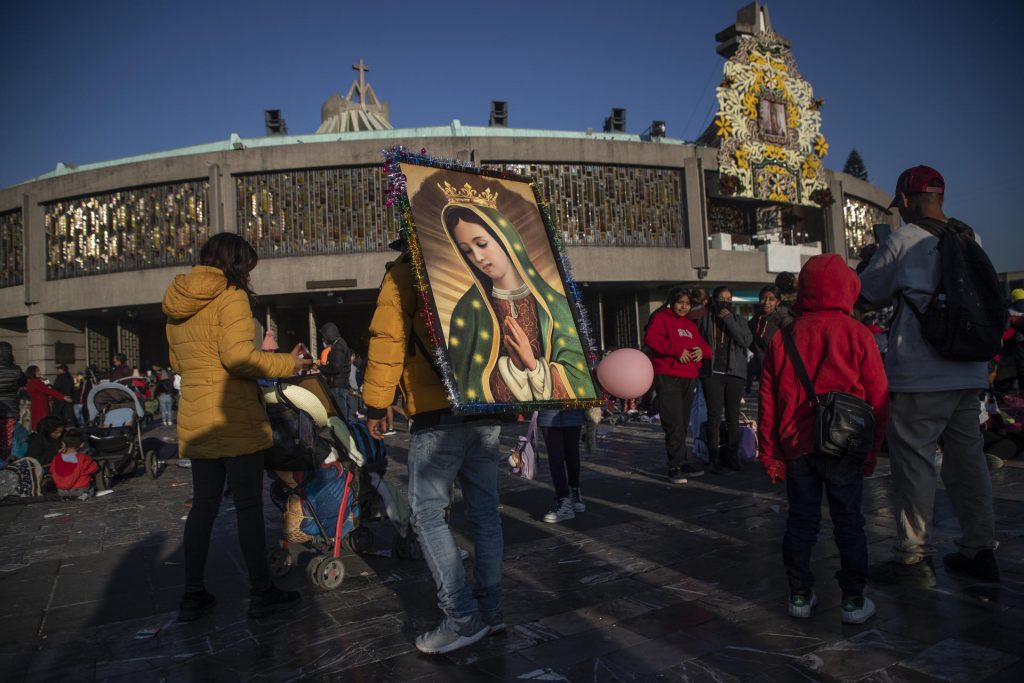 dia-de-la-virgen-de-guadalupe-miles-de-peregrinos-llegan-a-la-basilica-para-festejar-1