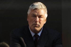 Retiran cargos por homicidio involuntario contra Alec Baldwin