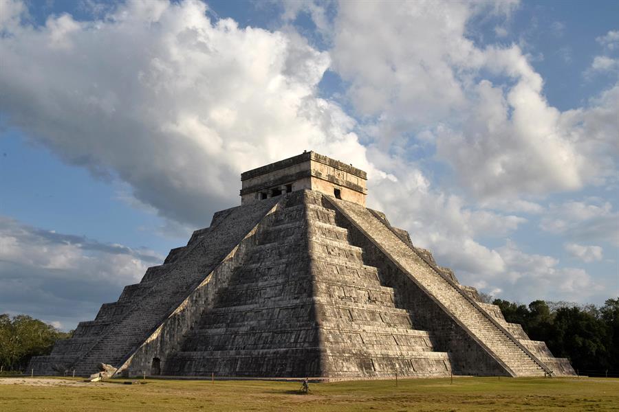 Bajan a turista a palazos de piramide en Chichén Itzá