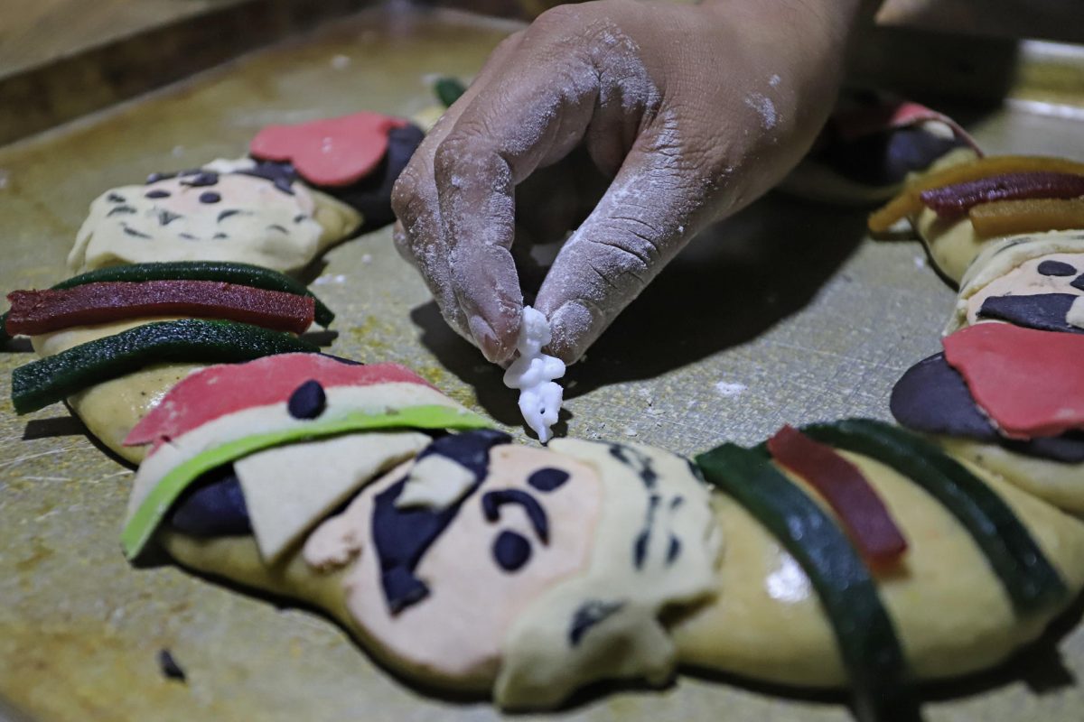 Panaderos mexicanos crean Rosca de Reyes con la imagen de AMLO