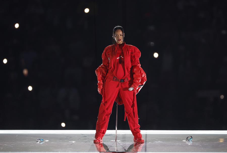 Rihanna revela nuevo sencillo y ¡embarazo! en show de medio tiempo de Super Bowl 2023