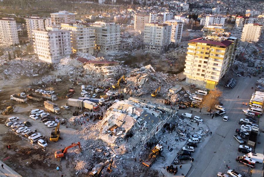 Suman más de 11 mil 200 muertos en Turquía y Siria por sismo