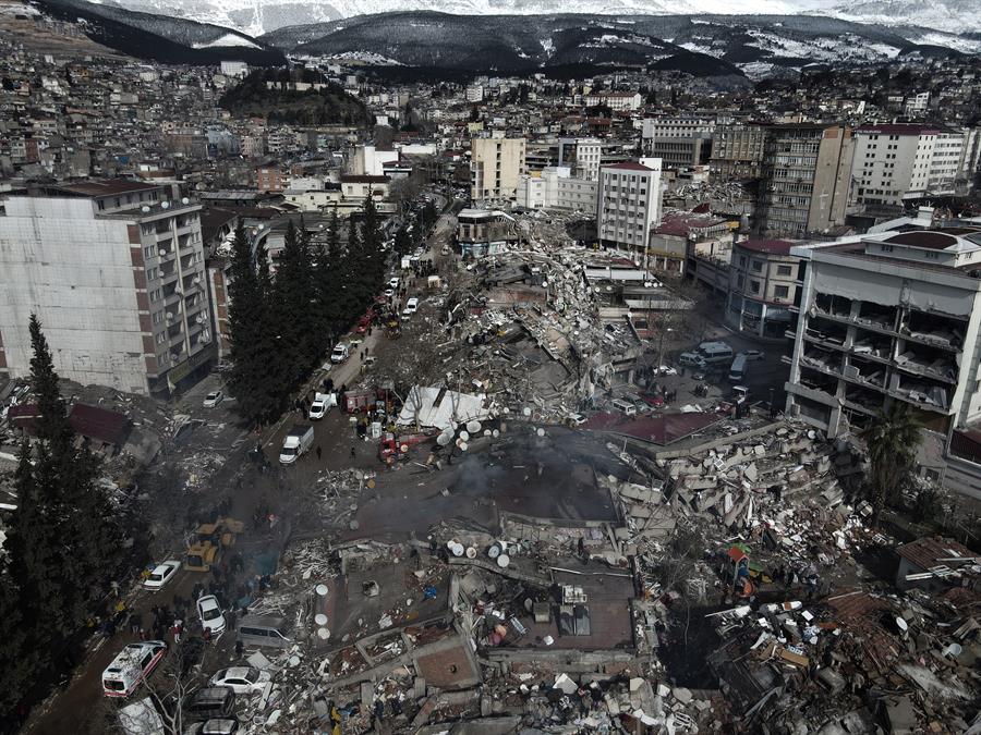 Sismo en Turquía y Siria suman 7 mil 200 muertos; 5 mil 400 solo en tierras turcas