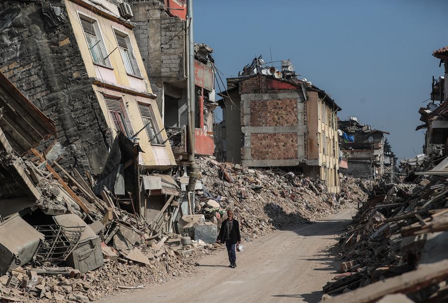 Nuevo terremoto azota en Turquía, deja un muerto y 69 heridos