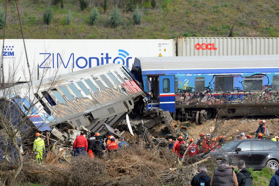 Al menos 36 muertos tras choque de trenes en Grecia, el peor en 10 años en Europa