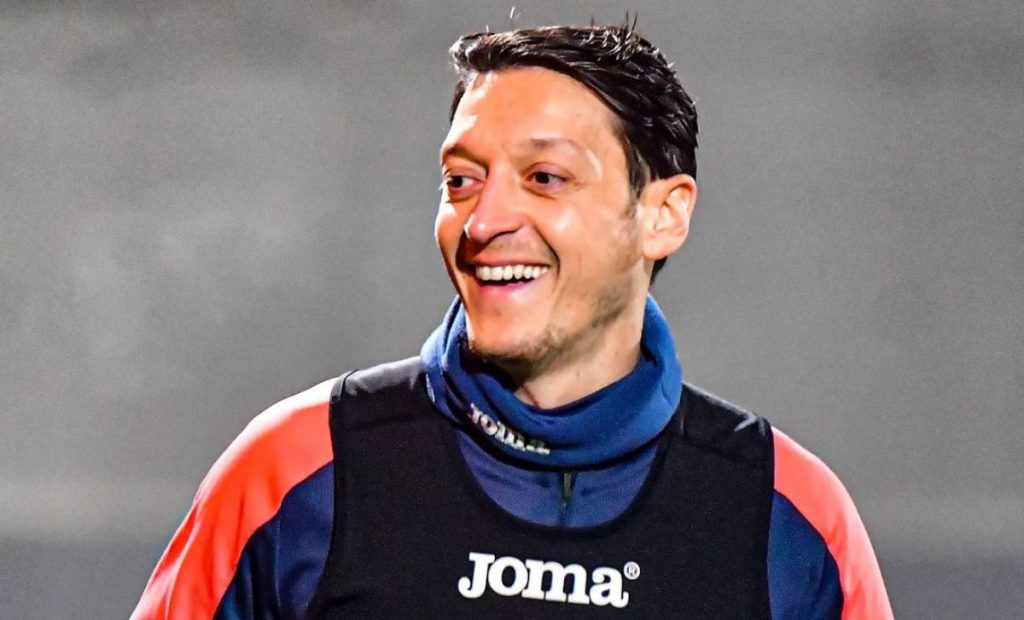 mesut-ozil-se-retira