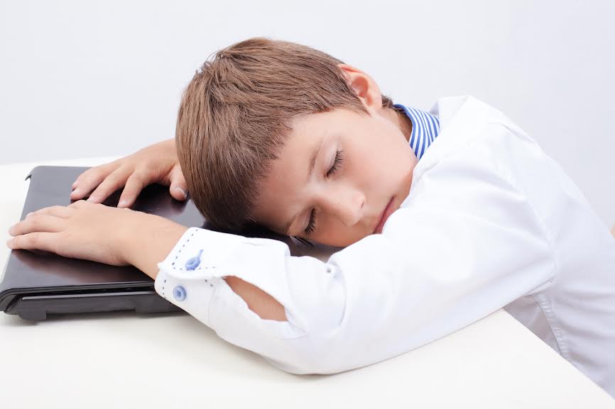 Apnea del sueño provoca hiperactividad y bajo rendimiento escolar en niños