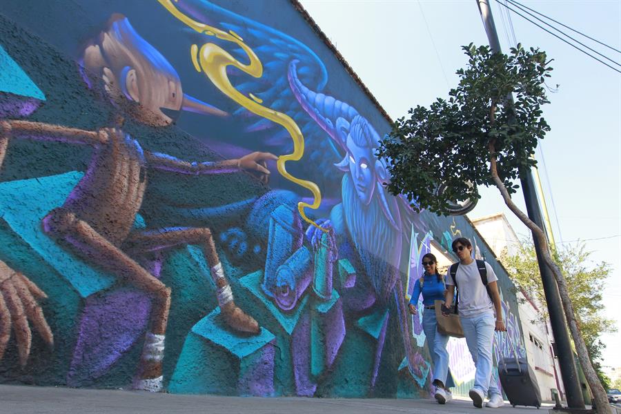 Pintan mural en honor a Guillermo del Toro en su natal Guadalajara
