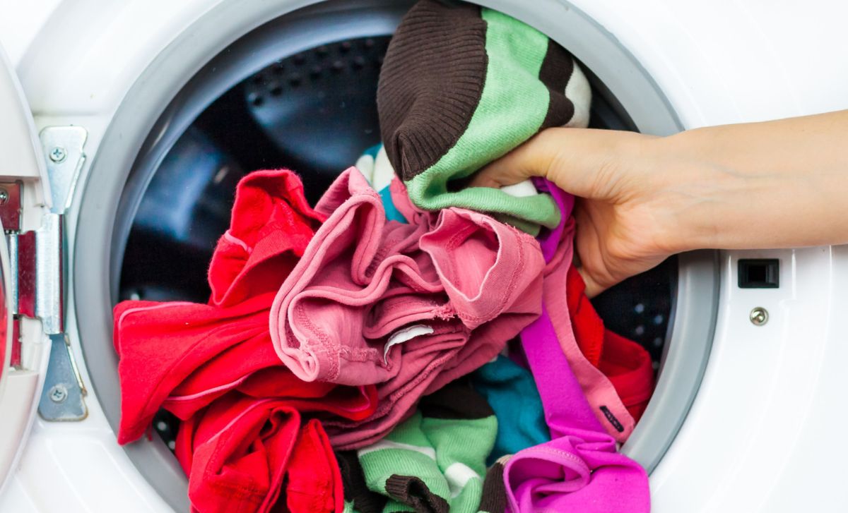 ¿Por qué es recomendable lavar la ropa nueva antes de usarla?