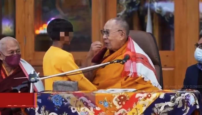 Dalai Lama se disculpa tras besar a menor de edad y pedir que ‘chupe su lengua’