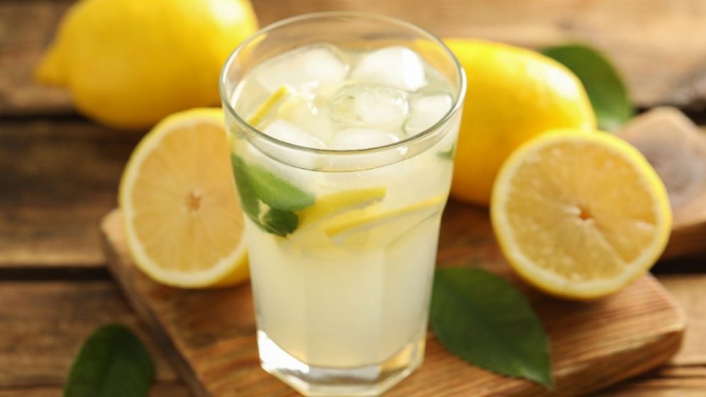 receta-agua-de-menta-con-limon-y-sus-beneficios