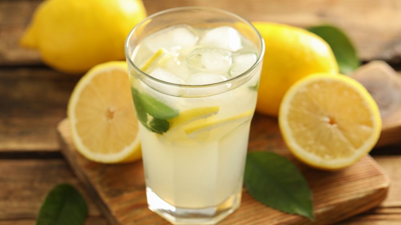 ¿Qué pasa con tu salud si se toma agua de menta con limón todos los días?