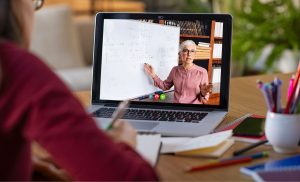 Mejora tus habilidades mientras estudias en estas plataformas en línea