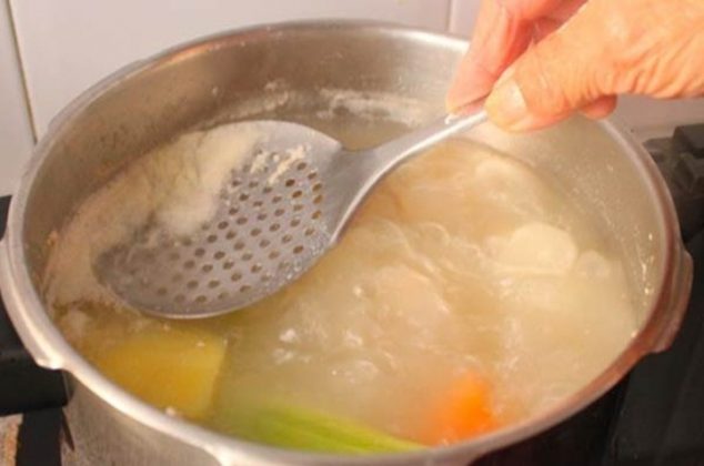 Por qué debes retirar la espuma blanca en el caldo de pollo