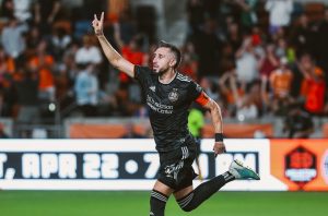 ‘Chicharito’ y Héctor Herrera, entre los 10 mejor pagados de la MLS 2023