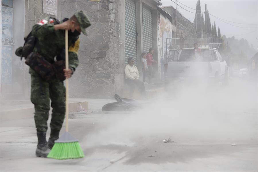 Militares remueven capa de ceniza volcánica del Popocatépetl