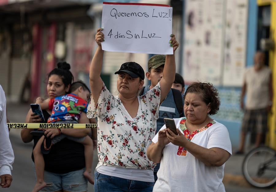 Protesta en Monterrey por falta de energía eléctrica.