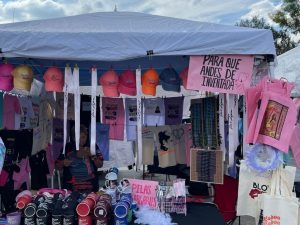 Conoce el tianguis con playeras y mercancía no vendida de conciertos
