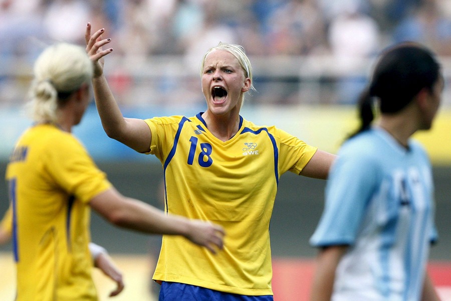 La FIFA obligó a las jugadoras de todos los equipos a someterse a un examen genital en el Mundial 2011 para demostrar que eran mujeres, ha denunciado la exinternacional sueca Nilla Fischer en su biografía recién publicada.