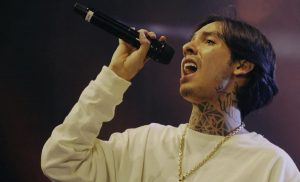 ¡Lo vuelve a hacer! Natanael Cano arrebata el celular a una fan