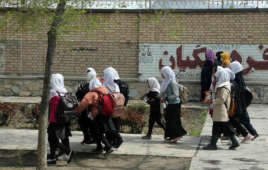 Al menos 82 niñas son envenenadas en dos colegios de Afganistán