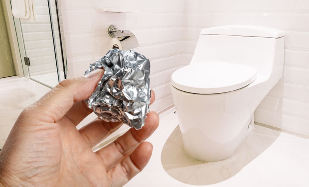 Truco casero con papel aluminio para eliminar sarro de la taza de baño