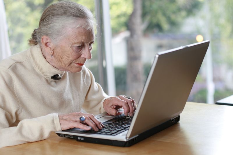 Tips básicos para proteger a los adultos mayores de ciberataques