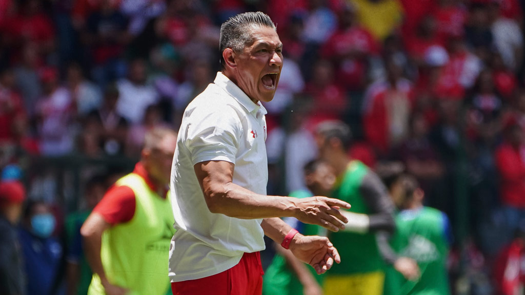 Ignacio Ambriz toma la delantera por la Selección Mexicana