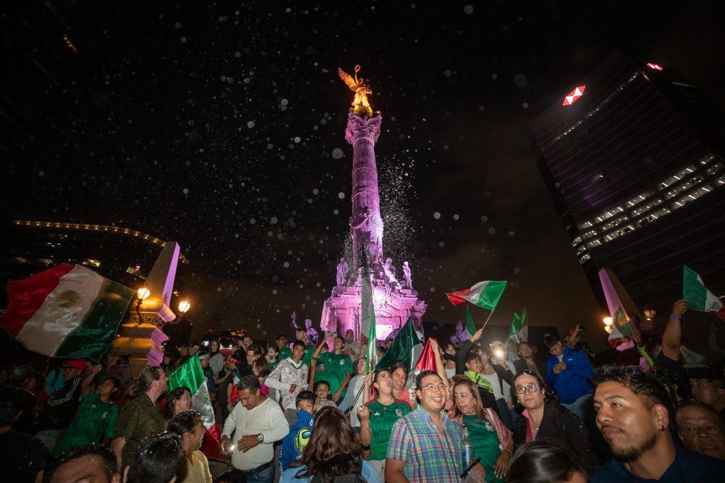 Afición mexicana celebra título de Copa Oro en el Ángel de la Independencia