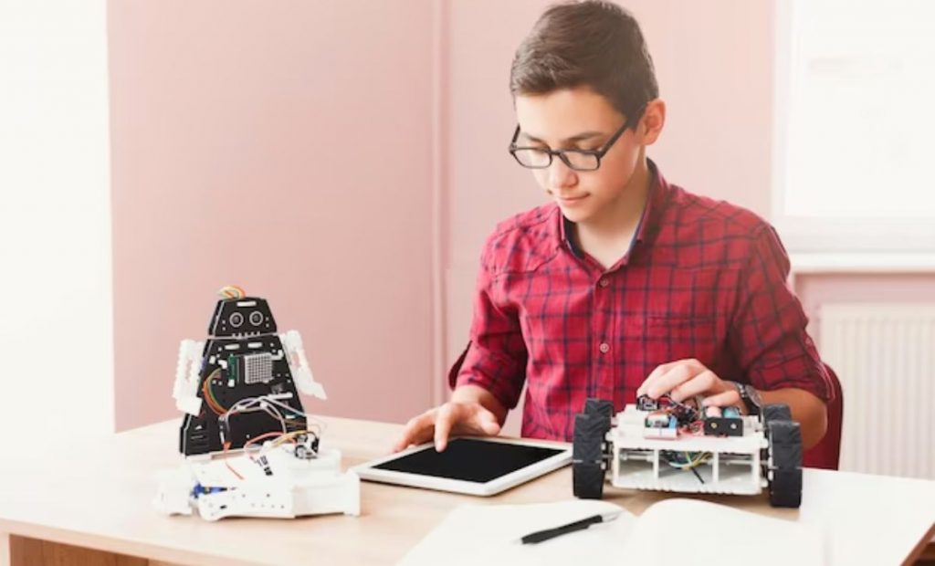 Niño con gadgets escolares