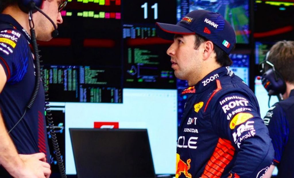 Checo Pérez y su equipo