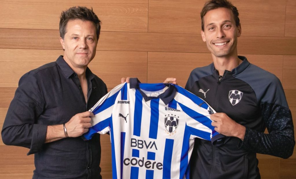Tato Noriega y Sergio Canales con un jersey de Rayados