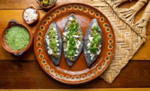 Tlacoyos, un antojito prehispánico que puede ser tu desayuno