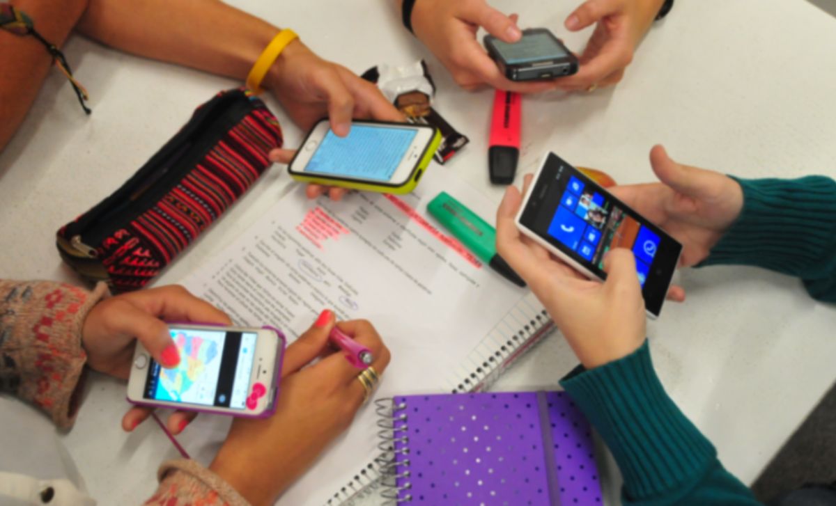 UNESCO sugiere prohibir celulares en escuelas por ser un distractor