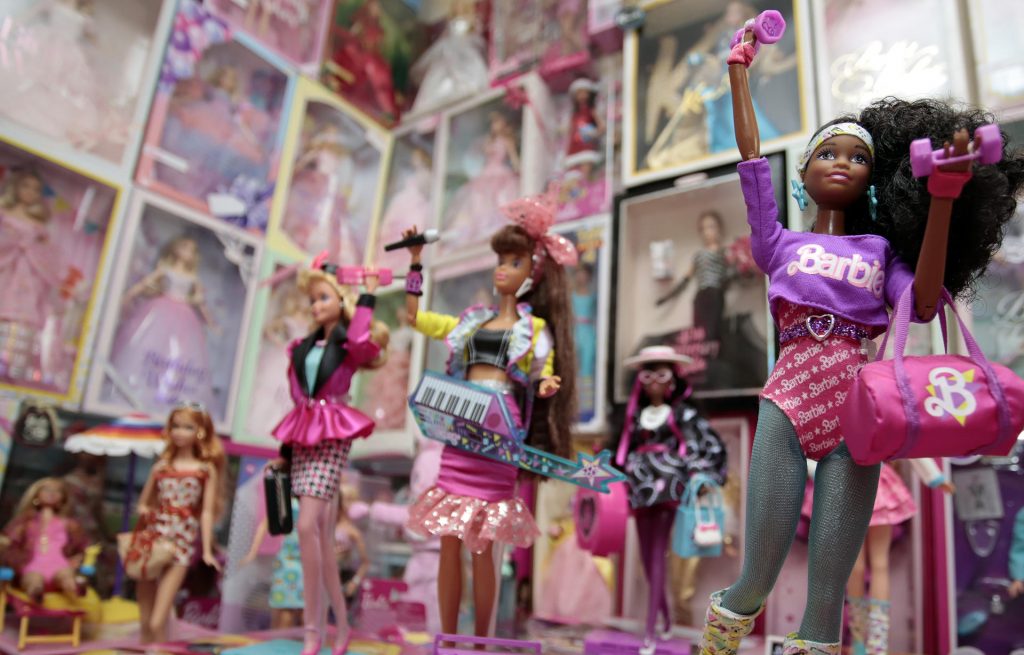 Un médico mexicano presume de una colección de más de 200 muñecas de "Barbie"