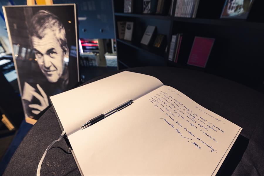 Fotografía de Milan Kundera y su firma.