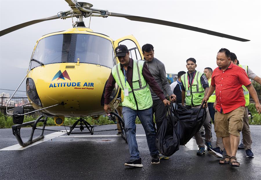 Autoridades cargan los restos de los turistas muertos en Nepal.